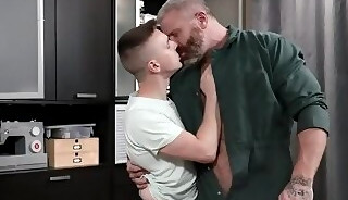 Big dude helps Teen gay reach the top