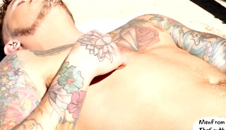 Tattooed muscular jock masturbates in the sun
