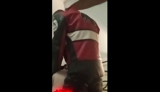 un biker joue avec une lope soumise .