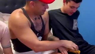 Musculoso latino follado por 2 twinks