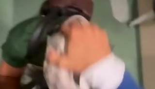 Se la chupa en baño público y le toma la leche