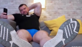 Wrestler Aleck flexes sweaty feet on the couch