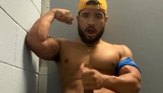 HORNY BODYBUILDER GET TURNED ON BY HIS SWEATY UNDERWEAR