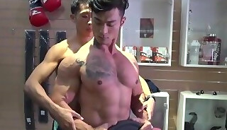 Big Muscle Builder is getting some extra help on his training! 💪🏋️‍♂️😋 Vid 905