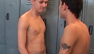 Twink makes his friend cum with his cock bouncing skills