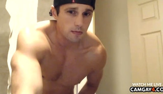 Guy with a good dick jerking off on webcam