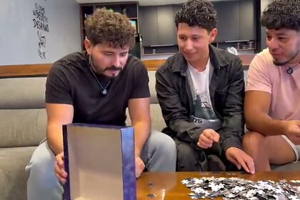 I made my friend believe that the three of us would put together a puzzle, but it was just an