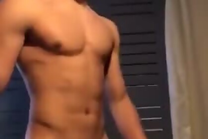Ginasta gostoso batendo punheta