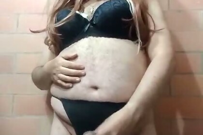 Travesti latina en ropa interior negra